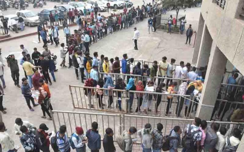 Indoor stadium of the capital, crowd of students gathered for tickets of India-Australia match, Raipur, Chhattisgarh, Cricket match, Khabargali