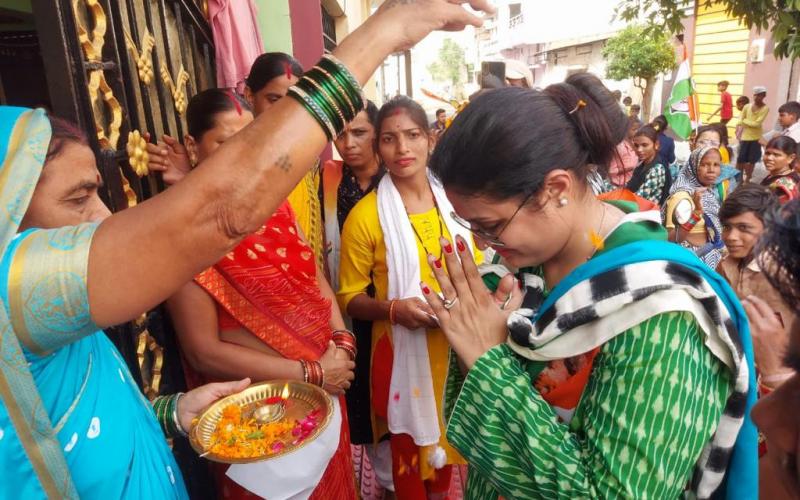 Congress candidate Vikas Upadhyay, wife Sanjana Upadhyay, Public Relations, Chhattisgarh Assembly Elections, Khabargali