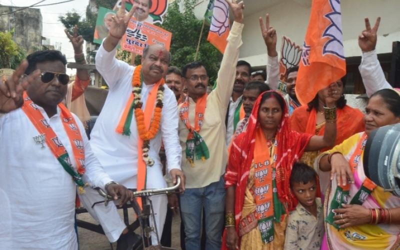 Purandar Mishra drove a rickshaw in the streets of Rajatalab to touch the heart of the people.