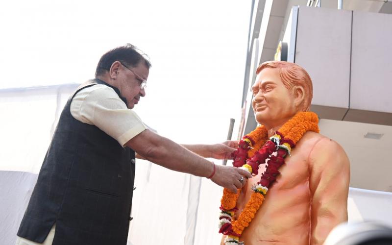 On the birthday of former Prime Minister, Bharat Ratna Late Shri Atal Bihari Vajpayee, MP Sunil Soni, MLA Purandar Mishra, former Chairman of Raipur Municipal Corporation Sanjay Srivastava, Collector Dr. Sarveshwar Bhure, Municipal Corporation Commissioner Shri Mayank Chaturvedi, Atal ji at ATM Chowk in Avanti Vihar.  Wreath on the statue, Chhattisgarh, Khabargali