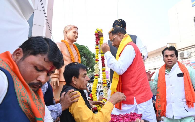 Before taking oath, Chief Minister Vishnu Dev Sai paid tribute to two great personalities, garlanded the statue of former Prime Minister Shri Atal Bihari Vajpayee and first freedom fighter Shaheed Veer Narayan Singh, Khabargali