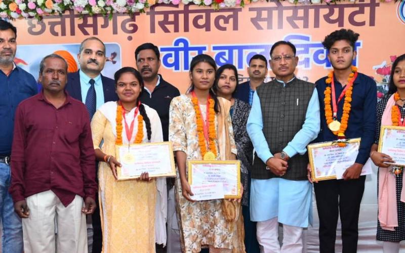 Valiant Children's Day, tribute to 4 brave Sahibzadas of sacrifice, Amar Jyoti Jahire of Korba, Chaya Vishwakarma of Mahasamund, Janvi Rajput of Dhamtari and Bhameshwari Nirmalkar of Dhamtari given gallantry award, Chief Minister Vishnu Dev Sai, Chhattisgarh Civil Society, Dr. Purnendu Saxena, Dr.  CP Advani, Dr. Surbhi Dubey, Senior Doctor Dr. Sandeep Dave, Dr.  Kuldeep Solanki, Dr. Ravi Choubey, Raipur, Chhattisgarh, Khabargali
