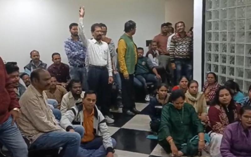 Demand for removal of contract secretary DD Singh, officers and employees of the ministry got angry, demonstrated fiercely, DPC, Chhattisgarh, Khabargali