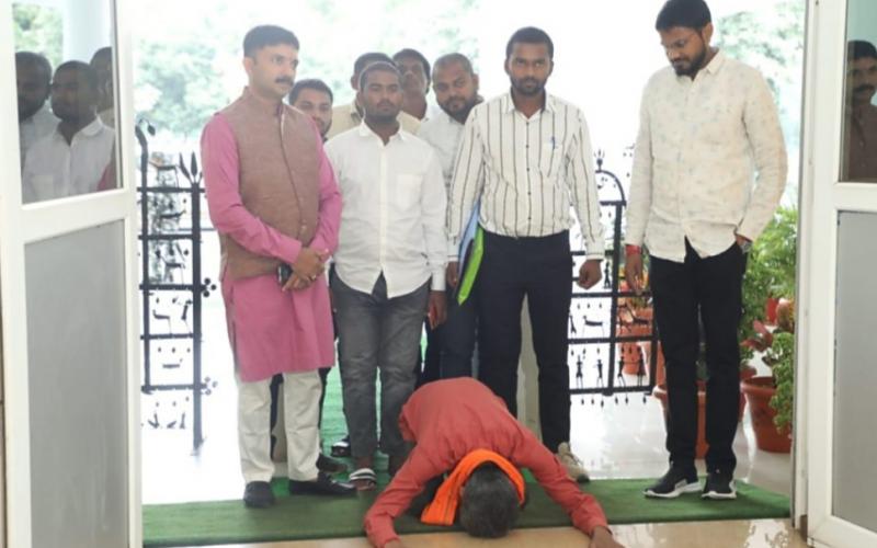 Ishwar Sahu, laborer-turned-MLA, Chhattisgarh Assembly, Saja seat of Bemetara district, Agriculture Minister Ravindra Choubey, a senior leader of Bhupesh government, murder of Bhuvaneshwar Sahu, Chhattisgarh, Khabargali.