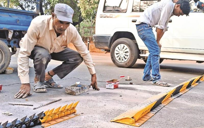 Be careful...do not drive on the wrong side, there is a tire killer ahead. Raipur Municipal Corporation and Traffic Department are using this to prevent road accidents, Chhattisgarh, Khabargali.