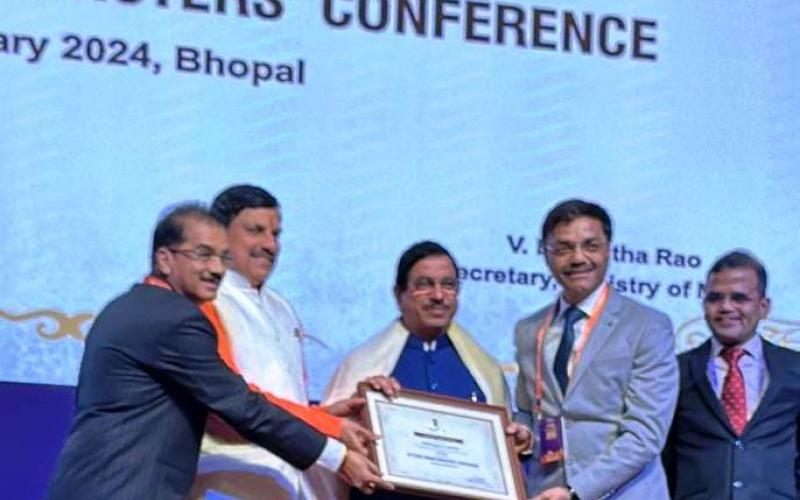 Second Best Performance Award for the auction of non-coal main mineral blocks to Chhattisgarh, Union Coal and Mines Minister gave the award in the State Mining Minister's Conference, Prahlad Joshi, Anurag Diwan, Joint Director Mineral Administration, Incharge Auction, Sanjay Kanakne Joint Director Geology, khabargali