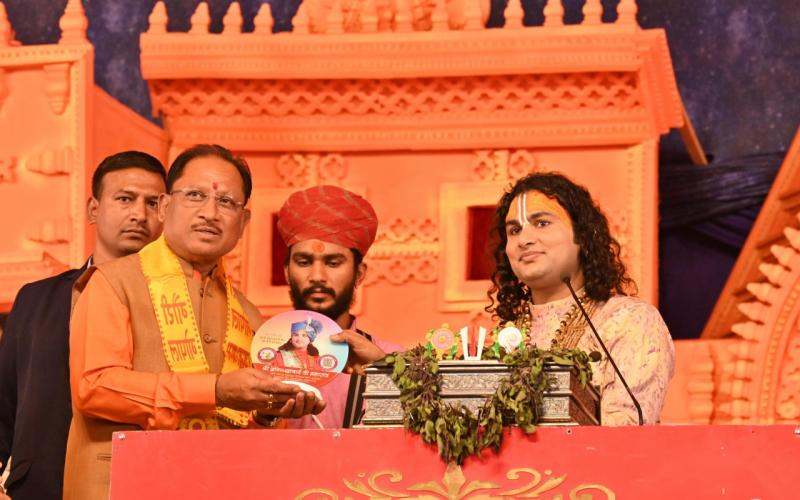 Chief Minister Vishnu Dev Sai, Shrimad Bhagwat Katha, Vyas Peeth, organized at Hanuman Mandir ground in Gudhiyari, capital Raipur, seated storyteller Shri Aniruddhacharya Ji Maharaj, Chhattisgarh, Khabargali