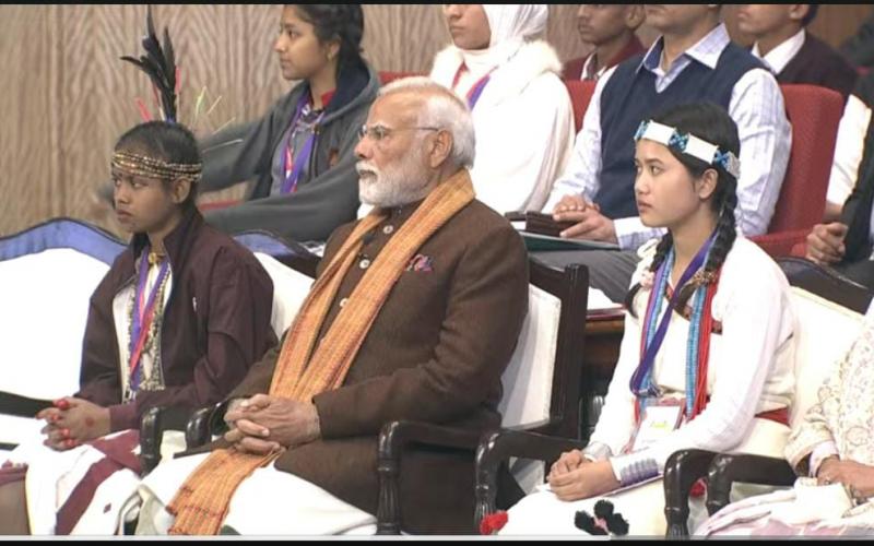 Discussion program on examination, Prime Minister Narendra Modi made Sukma student Umeshwari sit with him, gave tips to conduct stress free examination, Chief Minister Vishnu Dev Sai, School Education Minister Brijmohan Agarwal, MLA Purandar Mishra, Anuj Sharma, Guru Khushwant Saheb, Pt. located in the capital Raipur.  Deendayal Upadhyay Auditorium, Chhattisgarh, Khabargali