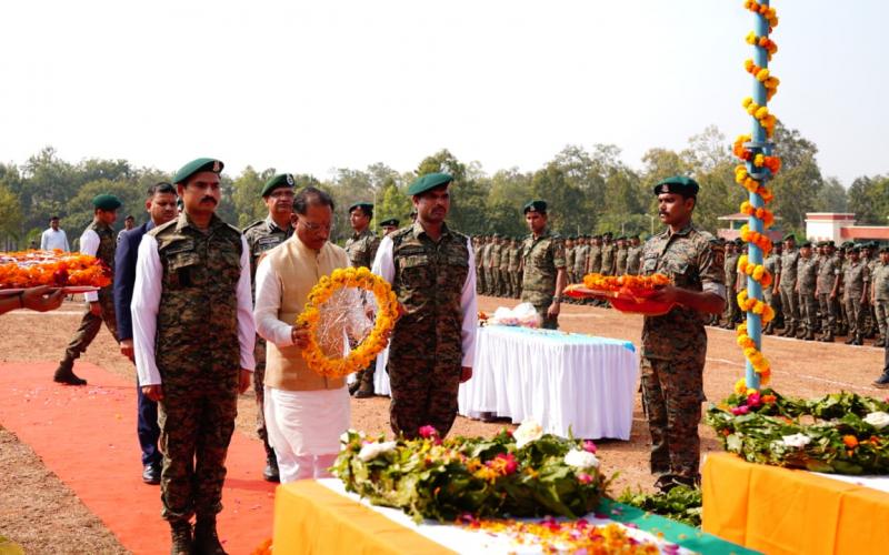 Martyred soldiers Late Shri Deven C., Late Shri Pawan Kumar and Late Shri Lambadhar Singha, Naxal encounter, Chief Minister Vishnudev Sai paid tribute to the martyred soldiers in a sad atmosphere, Deputy Chief Minister and Home Minister Vijay Sharma, Forest Minister Kedar Kashyap, Chhattisgarh, Khabargali.