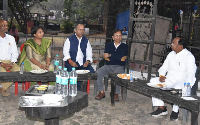 Chhattisgarhi cuisine, Garhkaleva of the capital, Tribal Welfare Minister Ramvichar Netam, Tourism Officer of Chhattisgarh Tourism Information Center Dinesh Jangde, Chilla, Fara, Lai laddu, Thethri, Khurmi, Chhattisgarh, Khabargali.