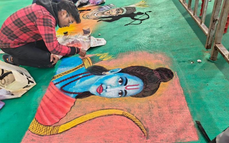 18-day Gondwana National Livelihood and Cultural Arts Festival at BTI Ground in the capital Raipur, Maa Pitambara Jan Seva Samiti organized a grand event on the theme of Raipur Ram Temple, artists made beautiful rangoli of Lord Shri Ram with colors and flowers, Chhattisgarh, Khabargali.