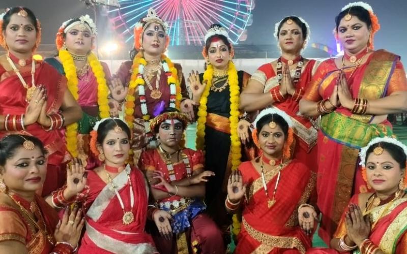 Dancers enthralled the audience by performing Bharatnatyam, Kathak and Shiv Tandav, Group dance competition organized in Gondwana Mahotsav Fair at BTI Ground, Maa Pitambara Jan Seva Samiti, Raipur, Chhattisgarh, Khabargali.