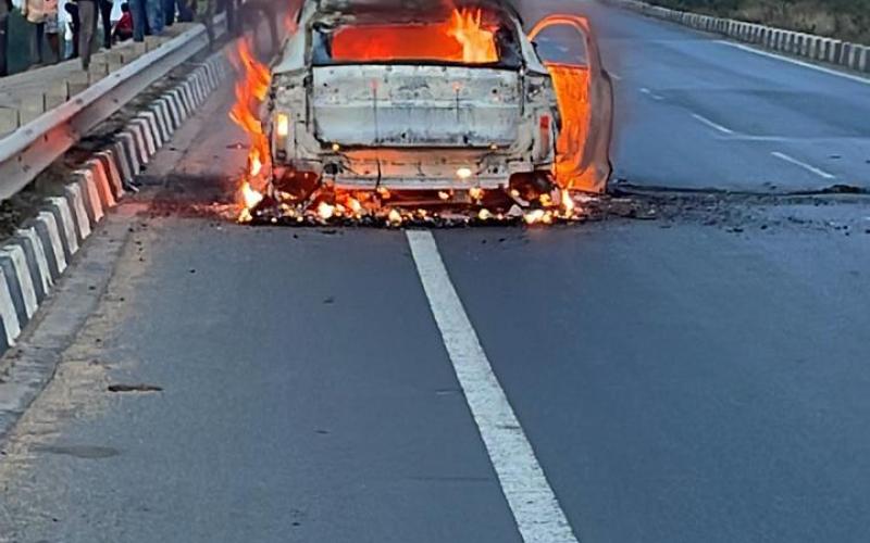 Electric car caught fire on National Highway 53, Basna of Mahasamund district, Chhattisgarh, Khabargali.
