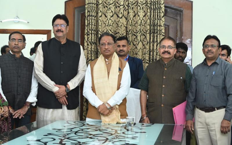 Old students of Science College meet the Chief Minister, Science College, Diamond Jubilee Year Program, Alumni Organization of Raipur, Chief Minister Vishnudev Sai, Anjay Shukla, Rajesh Madhariya, Prof. Girish Kant Pandey, Chhattisgarh, Khabargali