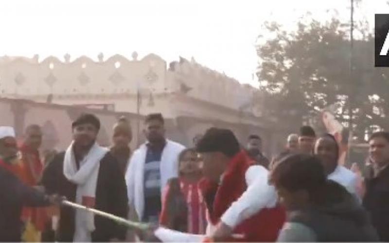 Darshan of Ramlala, development and life consecration of Ayodhya, clash between Congress supporters and devotees in Ayodhya, controversy over entering Ram temple with flag, news,khabargali.