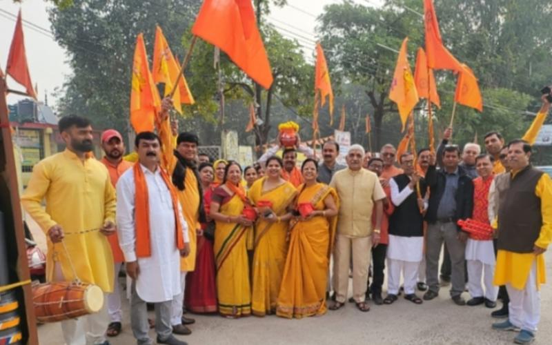 A grand procession of the Akshat Kalash worshiped in Gayatri Nagar was taken out, from Shri Siddhivinayak Shiv Sai Hanuman Temple of Gayatri Nagar to New Gayatri Nagar, Pink City, Cell Tax Colony, Bhavana Nagar, Shri Ram Temple Ayodhya, Raipur, Chhattisgarh, Khabargali.