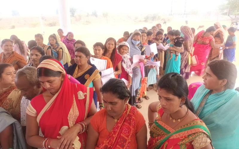 Till now, more than 51 lakh 16 thousand women have filled the application of Mahtari Vandan Yojana, crowd of women is gathering in the camps organized at Panchayat and Anganwadi level, Chhattisgarh, Khabargali.