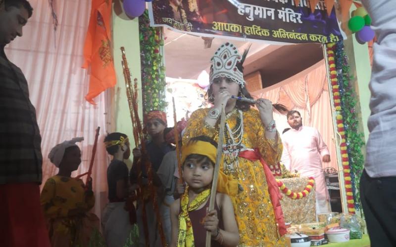 Children showed devotion in Govardhan Puja. An atmosphere full of devotion is created in the Shrimad Bhagwat Katha Gyan Yagya going on in the premises of Shri Siddhivinayak Shiv Sai Hanuman Temple of Gayatri Nagar. Raipur (khabargali) Shri Siddhivinayak Shiv Sai Hanuman Temple of the capital Gayatri Nagar.  During Shrimad Bhagwat Katha Gyan Yagya, the children of the colony showed devotion in the context of Gobardhan Puja today during the story of Maharaj Pandit Shivanand Maharaj of Chitrakoot Dham, Raipur,