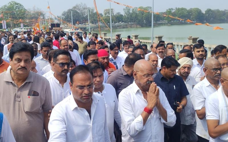 Pistachio Devi merged into Panchatatva, crowd gathered in the last journey of minister Brijmohan Agarwal's mother, wife of social worker Ramjilal Agarwal, mother of Gopal Agarwal, Brijmohan Agarwal, Vijay Agarwal, Yogesh and Yashwant Agarwal passed away, Raipur, Chhattisgarh, Khabargali