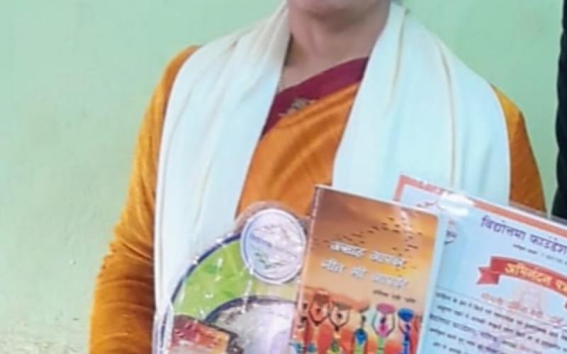 A huge collection of articles written by Chhattisgarh poetess and litterateur Urmila Devi Urmi _"Utsah Aapka Jeet Bhi Aapki Ko Awarded with Sahitya Ratna Award 2023", Raipur, Khabargali