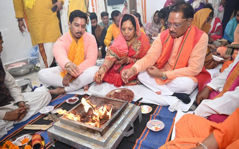 Chief Minister Sai offered prayers before shifting to Civil Line residence in the capital Raipur, Chhattisgarh, Khabargali.