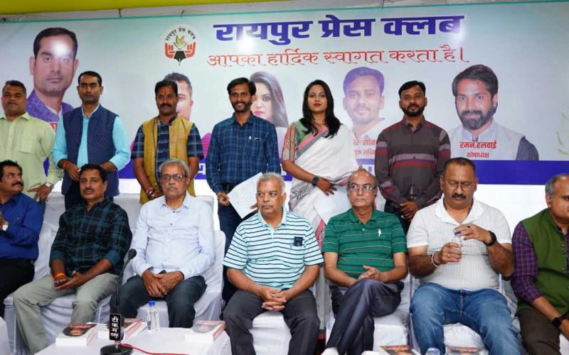 New officials of Raipur Press Club took oath to do better work, seniors shared their experiences, senior journalist Diwakar Muktibodh, new president Mr. Prafulla Thakur, Vice President Mr. Sandeep Shukla, General Secretary Dr. Vaibhav Shiv Pandey, Treasurer Raman Halwai, Joint Secretary Ms.  Trupti Soni and Bimleshwar Sonwani, Chhattisgarh, Journalist Organization, Khabargali