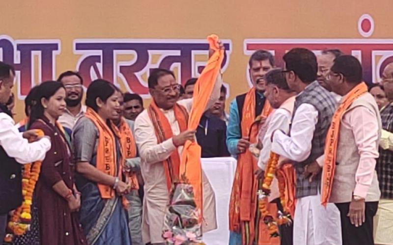 Before the nomination rally of BJP's Lok Sabha candidate Mahesh Kashyap in Jagdalpur, more than 1500 people including Jagdalpur Mayor Safira Sahu, State Congress General Secretary Yashwardhan Rao joined BJP, Chhattisgarh, Khabargali