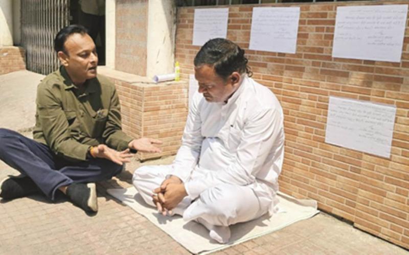 Dharna in Congress Bhawan in Bilaspur against Devendra Yadav, factionalism in Congress, after changing sides, the fire of opposition against candidates is spreading to other seats, after Rajnandgaon, Bastar, now opposition against Congress candidates in Bilaspur too, Chhattisgarh, Khabargali