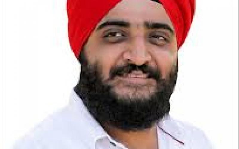Three leaders including the Youth Congress District President resigned from the party in Mahasamund, Jasmeet Singh Badal Makkar, Councilor and District Planning Committee Member Jaspreet Preeti Badal Makkar and District Coordinator Youth Congress Social Media Ravi Singh Thakur, Chhattisgarh, Khabargali