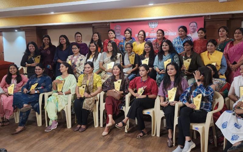 'Women journalists' honored in the Shakti Vandan program of BJP 'Mahila Morcha', Shalini Rajput, State Vice President Meenal Choubey, State General Secretary Vibha Awasthi, Champadevi Pawle, Co-Treasurer Mrs. Sandhya Tiwari, State Media Incharge Dr. Kiran Baghel, Social Media Incharge.  Kritika Jain, co-office incharge Mini Pandey, media co-incharge Shilu Sahu, Nisha Chaubey, Raipur, Chhattisgarh, Khabargali