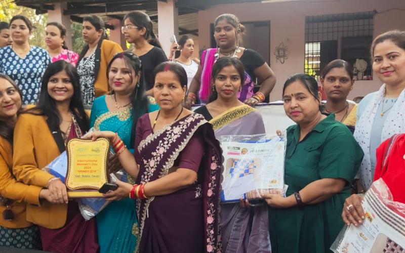 International Women's Day celebrated in Kaleva, the capital's stronghold. Gyandeep Women's Self Help Group and JCI Raipur Wamanjali Zone 9 honored each other, Mrs. Rekha Tiwari, Senior Director Mrs. Sarita Sharma and Padmashree Payal Tiwari, Mrs. Archana Dwivedi, Secretary Parul Aggarwal,  Chhattisgarh, Khabargali