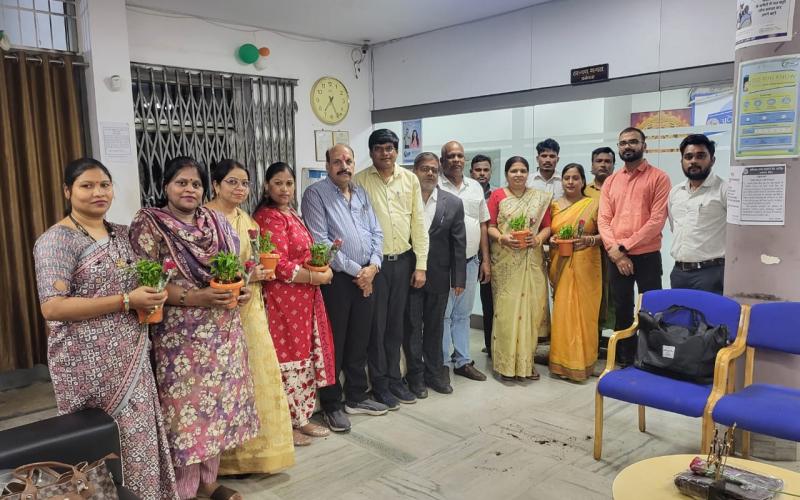 Apex Bank honored women on World Women's Day, Chandraprakash Vyas, Apex Bank AGM and Branch Manager Pandri Mr. Ajay Bhagat, Branch Pandri Officer Mr. P.L. Pulast, Raipur, Chhattisgarh, Khabargali