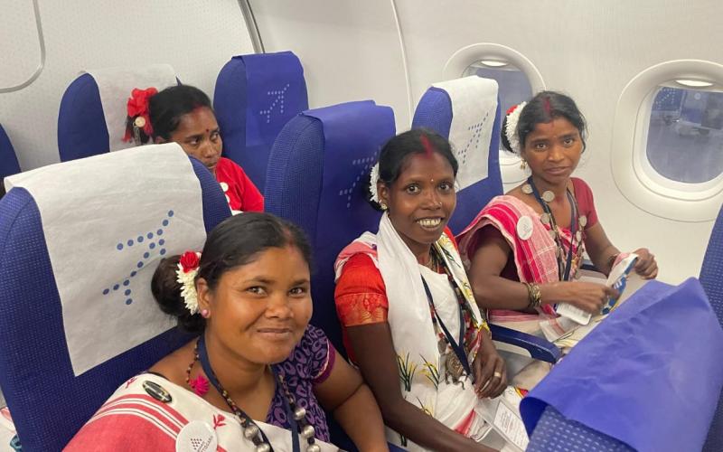 SHG Didis of Special Backward Tribe left for Delhi by plane, will meet the President, Deputy Chief Minister Shri Vijay Sharma called the Didis of Self Help Group home and left with gifts, Chhattisgarh, Khabargali