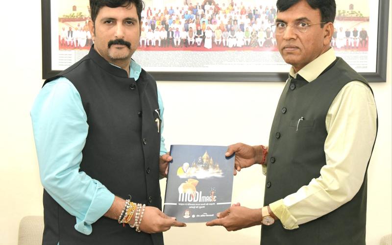 Amit Chimnani's book Modi Magic was released in Delhi by Union Health Minister Mansukh Mandaviya, Chartered Accountant, expert in economic matters, former chairman of CA branch Raipur, former advisor to Accountant General Chhattisgarh and state media in-charge of BJP Amit, Khabargali