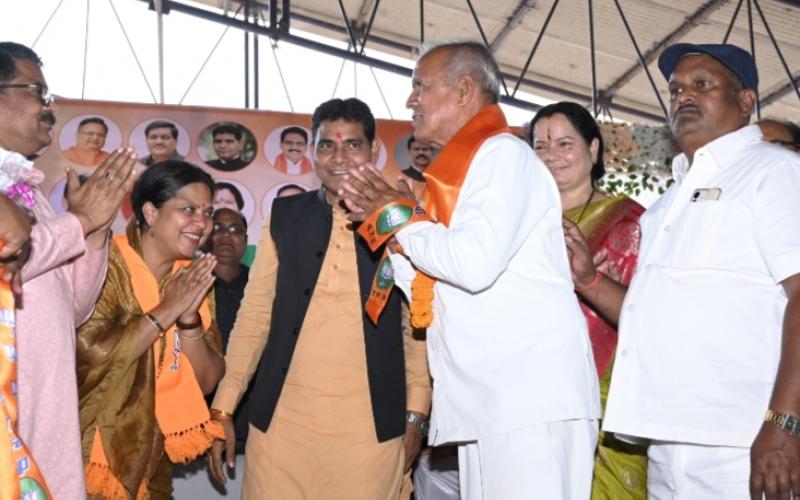 500 people joined Bharatiya Janata Party including former Congress minister, former Congress minister Dr. Haridas Bhardwaj and Leanendra Bahadur of Saraipali royal family, Chhattisgarh, Khabargali.