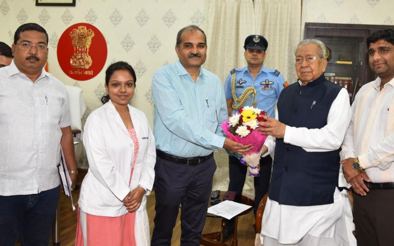 Protesting against unbalanced and impractical changes in the curriculum of medical students, Chhattisgarh Civil Society under the leadership of Dr. Kuldeep Solanki submitted a memorandum to the Governor, Raipur, Chhattisgarh, Khabargali