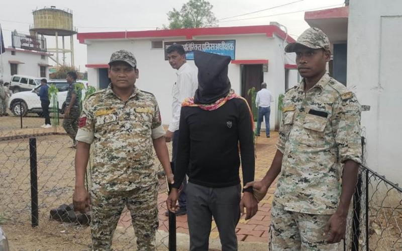 Naxals' courier boy arrested, Raipur connection also exposed, Mohla-Manpur-Ambachoki, Chhattisgarh, Khabargali