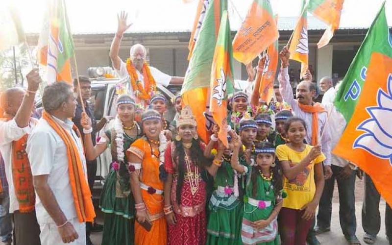 Party candidate from Raipur Lok Sabha, Brijmohan Agrawal did a road show in Champaran, Navapara, Chhattisgarh, Khabargali