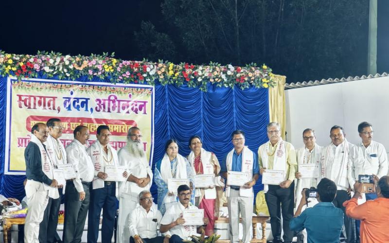 Oath taking ceremony of "Regional Kanyakubj Brahmin Sabha Chhattisgarh Raipur", the strong and universally accepted national organization of Brahmin community, oath taking ceremony and Brahmin conference was held with great pomp in Tulsi Mangalam Bhawan on completion of 10 years of the organization, newly appointed State President Shri Radhey Govind Bajpai, State General Secretary Shri Satish Chandra Mishra, Treasurer-Shri Shiv Narayan Tiwari were welcomed by Acharya Shri Umashankar Sharma, Chhattisgarh, Kh