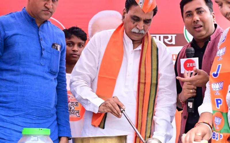 BJP candidate from Raipur Lok Sabha seat Brijmohan Agrawal, Youth Chaupal and discussion campaign over tea, Raipur Lok Sabha constituency in-charge and Raipur West MLA Rajesh Munat, Chhattisgarh, Khabargali