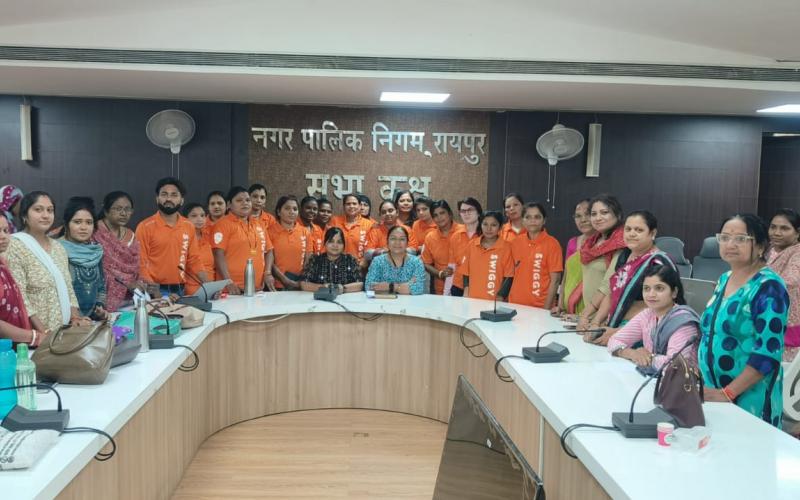 Through startup, the corporation provided employment to 20 women in Swiggy, Raipur Municipal Corporation Commissioner Abinash Mishra, NULM in-charge Dr. Tripti Panigrahi, Consultant Mission Manager Sushma Mishra, Khabargali