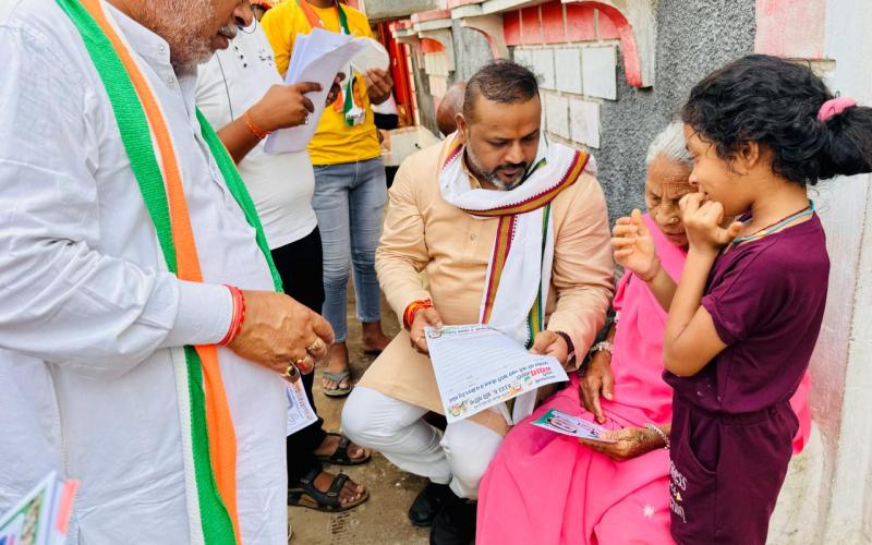 Martyr Pankaj Vikram Ward of Raipur South Assembly Constituency, Sushil Sunny Agarwal Public Servant, Indian National Congress Party, Councilor Mrs. Nisha Devendra Yadav, Congress leader Mr. Devendra Yadav, Mr. Nandkumar Patel, Raipur, Chhattisgarh, Khabargali, to appeal for votes in support of Vikas Upadhyay