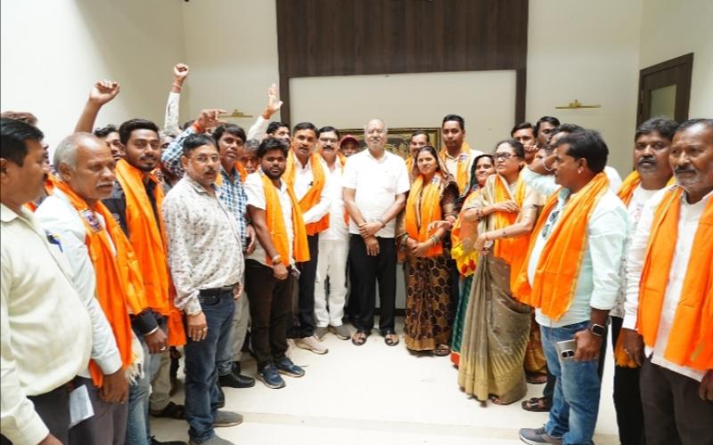 BJP candidate from Raipur Lok Sabha, Minister Brijmohan Agarwal, in the presence of Brijmohan, a large number of Sarpanchs, Panchs, Panchayat members, various community leaders and dignitaries joined the BJP, Chhattisgarh, Khabargali