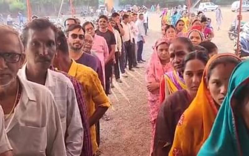 53.09% voting in Chhattisgarh till 1 pm, less voting in Rajnandgaon, EVM faulty in Gariaband, second phase of voting has started in Chhattisgarh, three seats of the state Rajnandgaon, Mahasamund and Kanker are included in the second phase, Khabargali