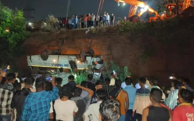 Tragic accident: Bus fell 40 feet down in Kumhari..15 dead, Chhattisgarh, Khabargali