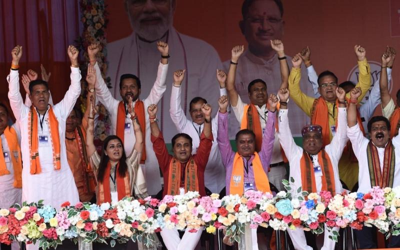 Many Congress leaders including former Chief Minister Bhupesh Baghel's sister-in-law joined BJP, Seema Baghel and former District Congress President Ghanaram Sahu's son Satish Sahu and senior Mahila Congress leader Gurmeet Dhanai left Congress and joined BJP, Chhattisgarh, Khabargali