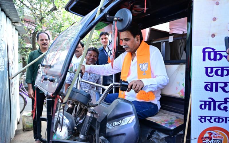 Lok Sabha elections, Rajesh Moonat drove an auto rickshaw, asked the public to vote for Brijmohan Agarwal, Raipur, Chhattisgarh, Khabargali