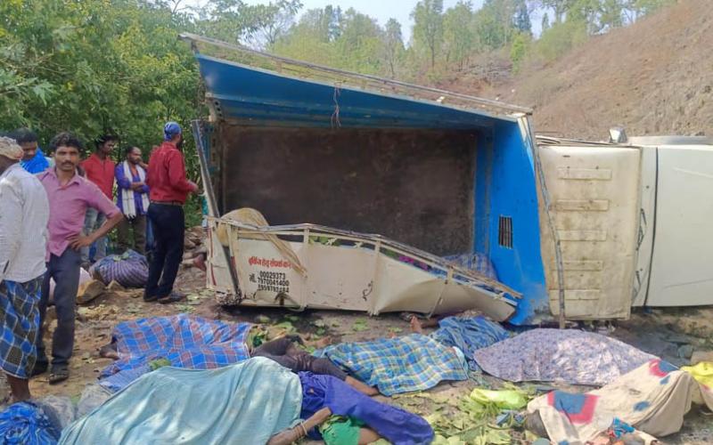 Pickup fell into a deep ditch, 18 people lost their lives, 7 injured, Kawardha, workers returning to their village in a pickup after plucking tendu leaves became victims of an accident, Chhattisgarh, Khabargali