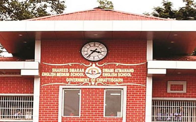 Contract workers of Swami Atmanand schools will now get salary directly from the government, Director of Public Education Directorate Divya Mishra, President of Chhattisgarh Parents Association Christopher Paul, Khabargali