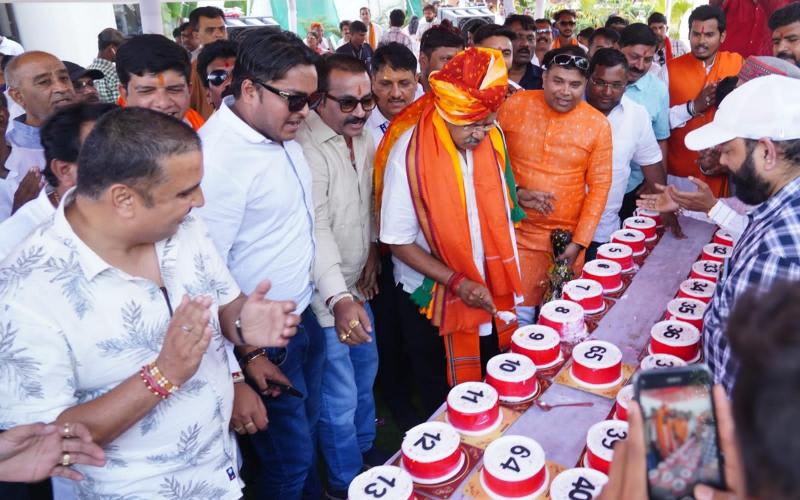 Brijmohan turned 65, fans made him cut 65 cakes, weighed him with laddus, distributed sherbet, havan and pujan were performed, many events were organized at various places, people kept coming to congratulate him at his residence, 1st May is Labor Day, birthday of Chhattisgarh's public leader minister Brijmohan Agarwal, Raipur, Chhattisgarh Khabargali